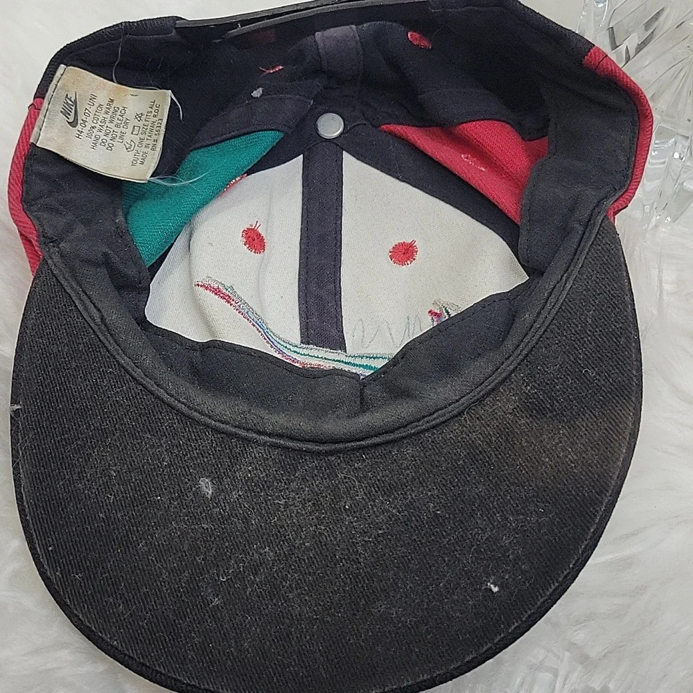 NIKE Red, black, and Green‎ Youth Baseball Hat OS - Picture 6 of 7